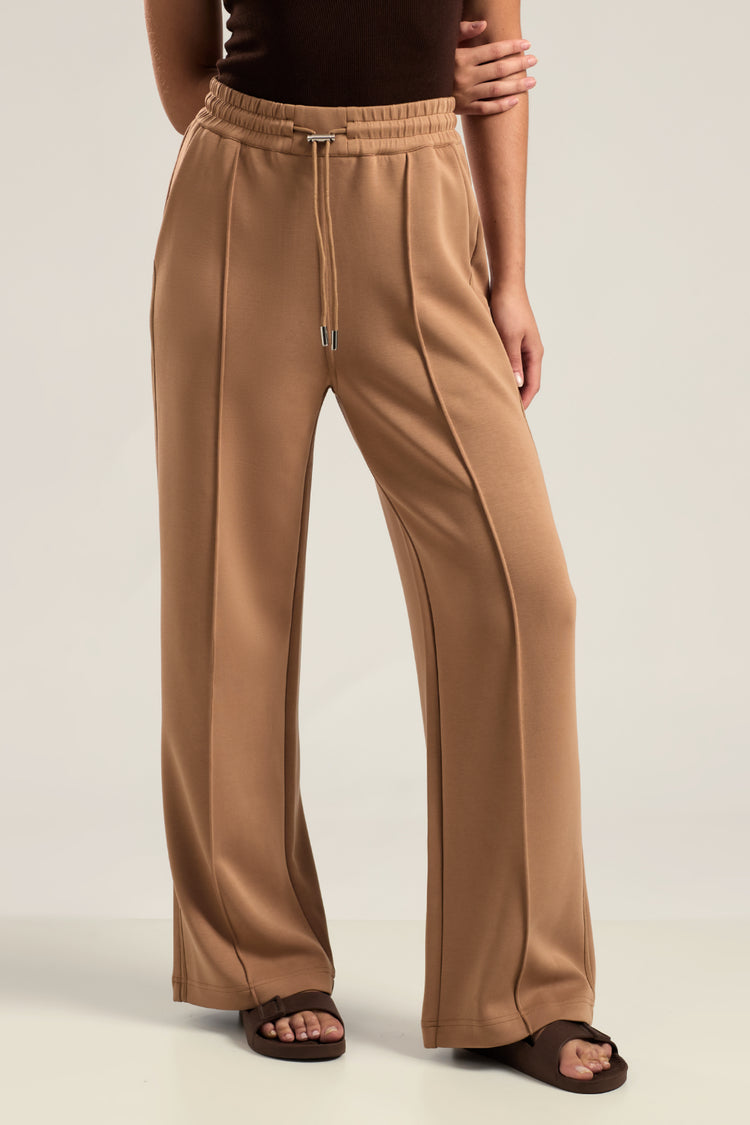 CALÇA WIDE SCUBA CLEAN COLLECTION DARK CARAMELO