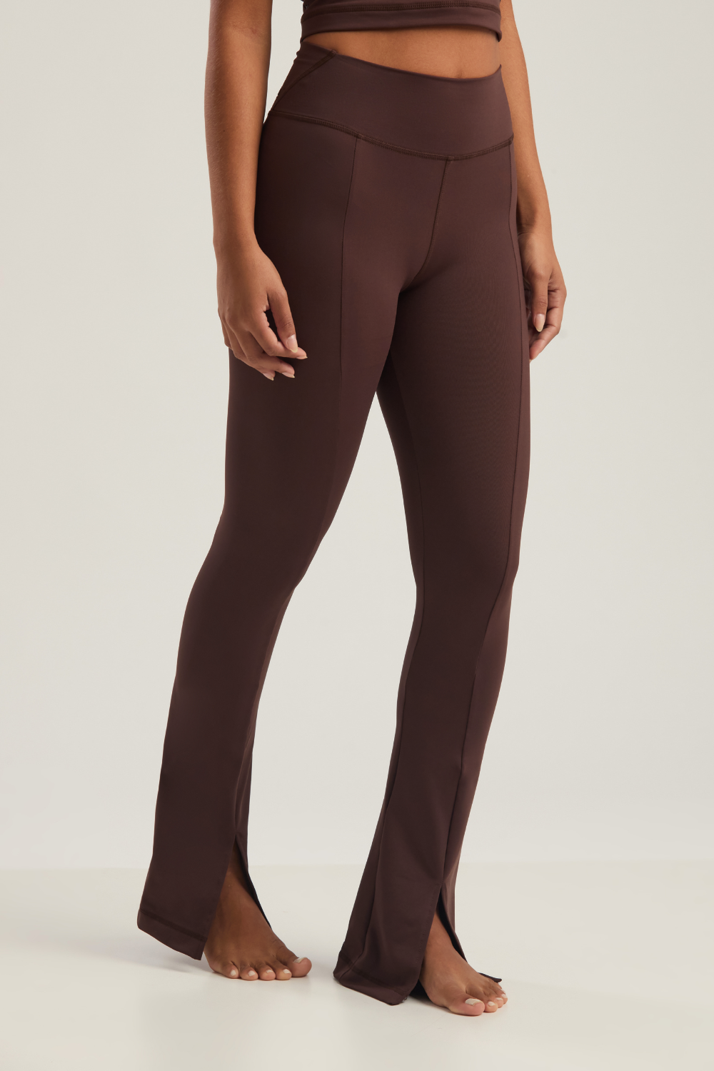 CALÇA FLARE ICE TECH HIGH ESSENTIALS SWEET BY MA TRANCHESI BRIGADEIRO